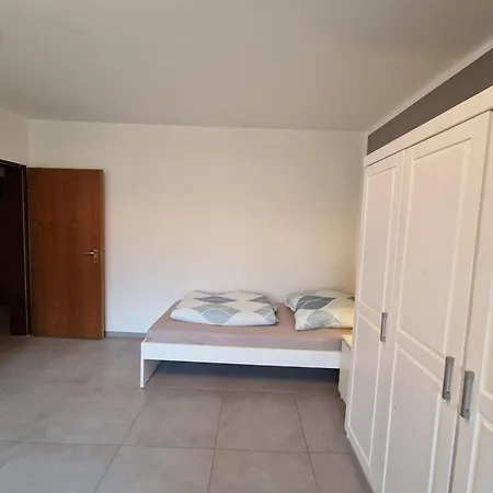 Monteurwohnung Roomwork24, 8 Betten, شقة